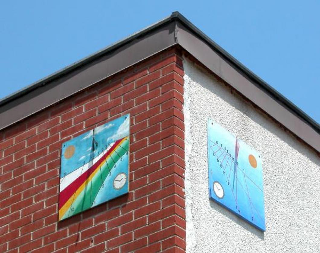 Both wall sundials at 12:35 p.m. on July 24, 2009
