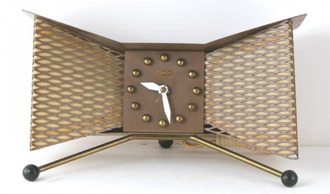 Snider brown wing-shaped lamp clock