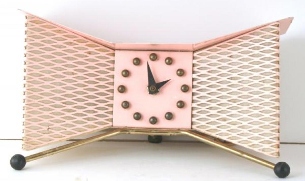 Snider pink wing-shaped lamp clock