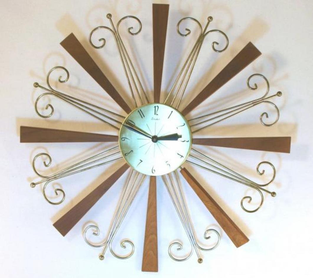 Snider starburst wall clock with decorative brass-plated metal rods between wooden rays, brass dial (late 1960s, electromechanical battery movement)