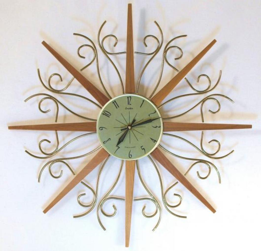 Snider starburst wall clock with brass dial, brass-plated metal rods and flat teak wood rays (late 1960s, electromechanical battery movement)