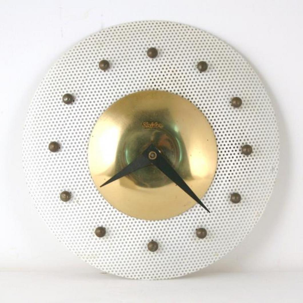Snider white-painted metal mesh wall clock, brass dial (late 1950s, electric)