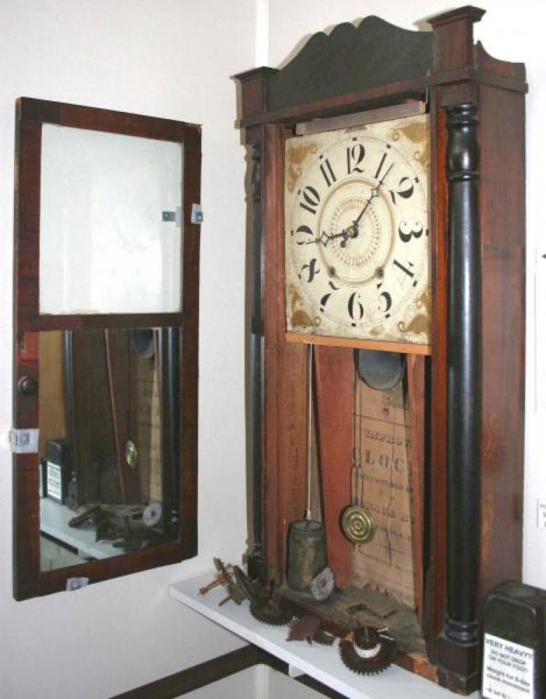 Horace Burr, Dundas U.C. early 1830s pillar & splat mantel clock (mirror in door)