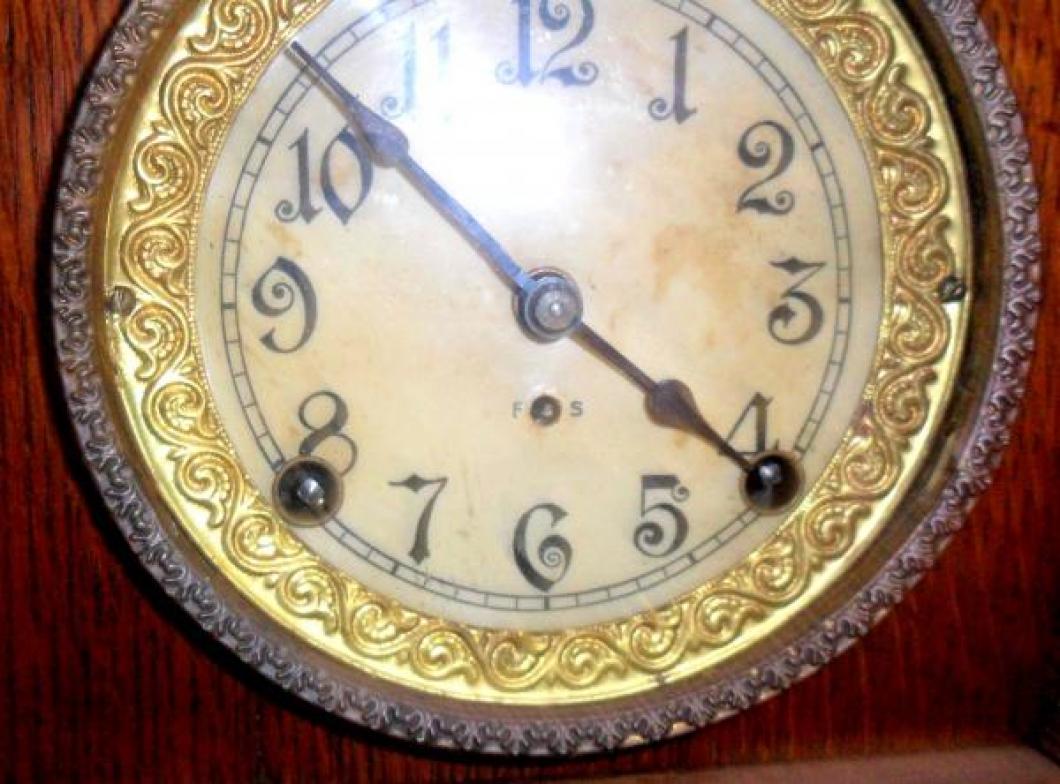 The DIAL of an early Pequegnat COLONIAL model with reversed F  S on dial