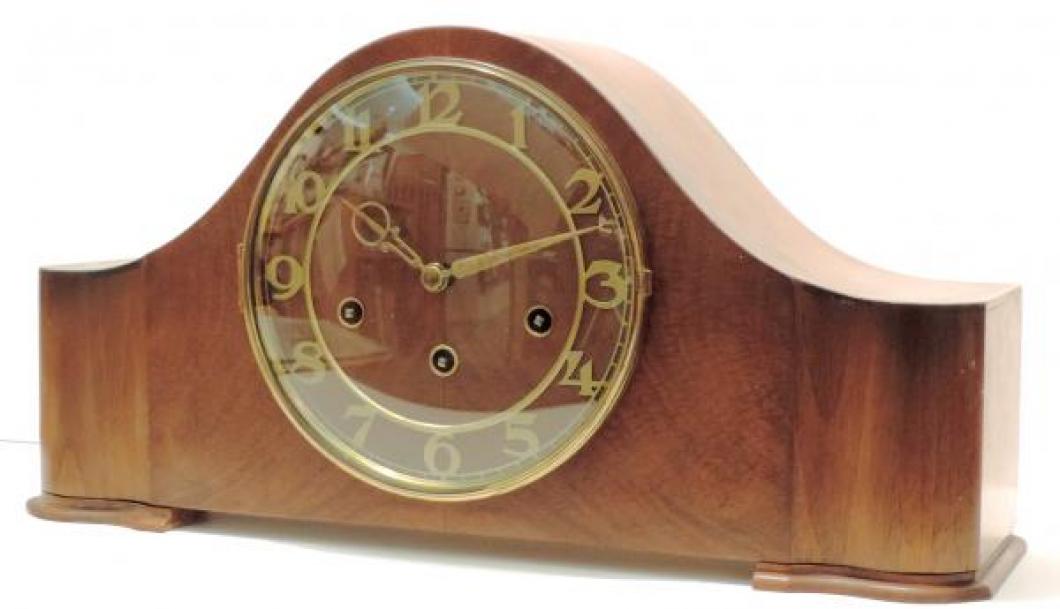 Walter Clocks postwar Style 110 mantel clock with walnut veneer case, removeable round back door