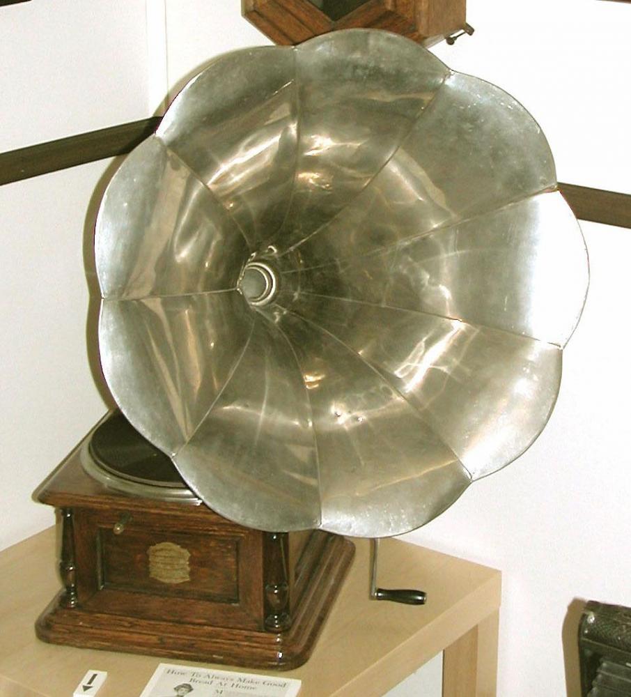 ca 1910 Columbia Graphophone spring-driven 78s records player with swivel horn